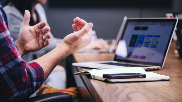 bg-office-meeting-table-unsplash-1